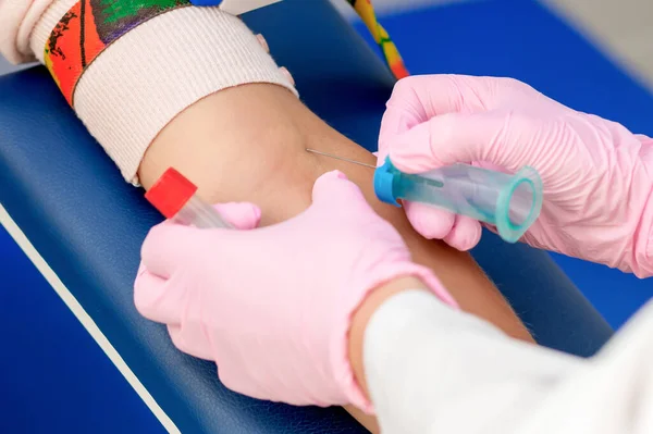 Krankenschwester Entnimmt Einer Patientin Auf Der Analyse Blutproben — Stockfoto