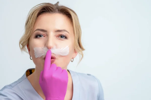 Cosmetologist Experimentando Bigode Penas Naturais Divertindo Fundo Branco Com Espaço — Fotografia de Stock