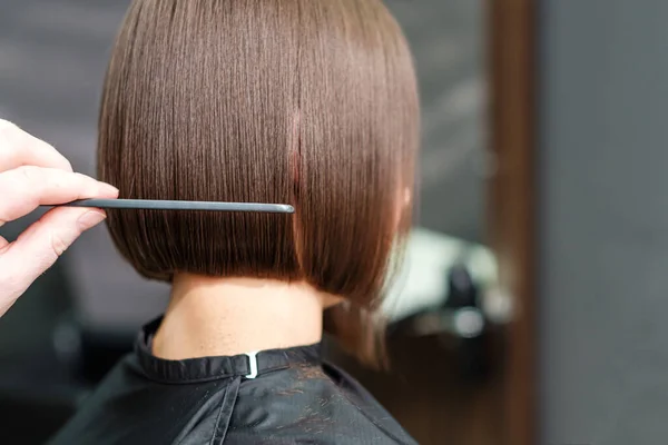 Zbliżenie Fryzjer Grzebie Krótkie Brązowe Włosy Jej Klienta Tle Salonu — Zdjęcie stockowe