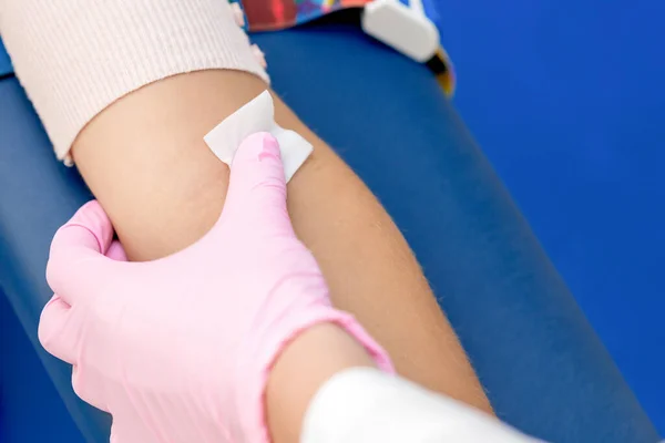 Krankenschwester Desinfiziert Armhaut Mit Baumwolle Bevor Sie Medizinischen Zentrum Eine — Stockfoto