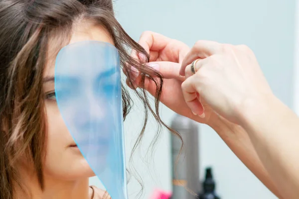 Cabeleireiro Profissional Fazendo Penteado Para Mulher Enquanto Máscara Protetora Seu — Fotografia de Stock