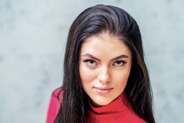 Uzun kirpikleri ve güzel makyajı olan güzel bir kadın..