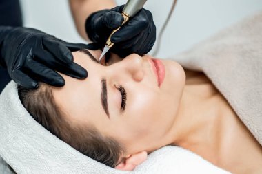 Profesyonel kozmetolojist tarafından kaşlara kalıcı makyaj.