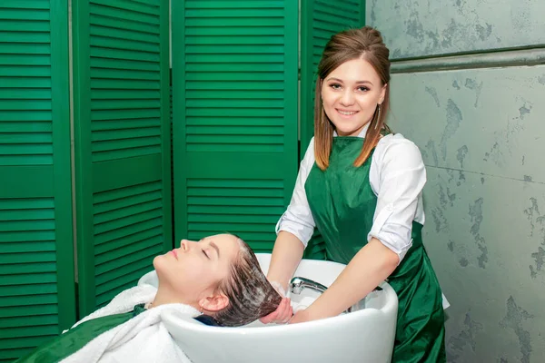 Fryzjer Mycie Włosów Kobiety Zlewie Salonie Piękności — Zdjęcie stockowe