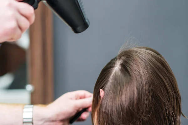 Nahaufnahme Von Professionellen Friseur Trocknet Haare Der Frau Rückansicht Friseursalon — Stockfoto