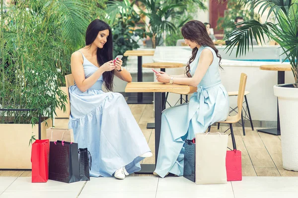 Två Casual Unga Kvinnor Ser Till Smartphone Efter Shopping Utomhus — Stockfoto