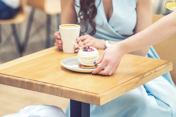 Mão Garçom Coloca Pedaço Bolo Mesa Café Mão Feminina Está — Fotografia de Stock