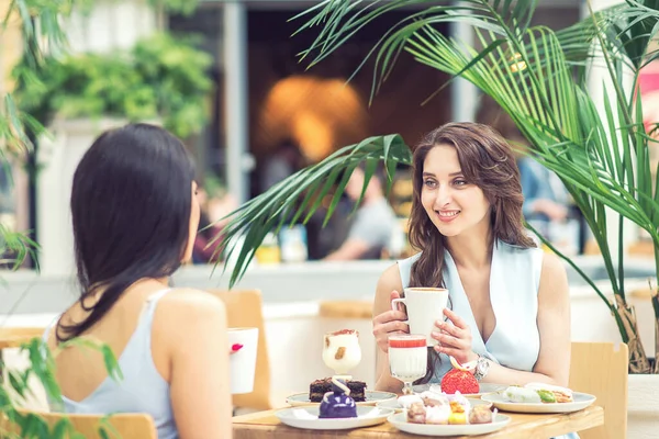 Duas Belas Jovens Mulheres Estão Tomando Café Sobremesas Juntas Café — Fotografia de Stock