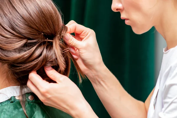 Dłonie Sprawia Fryzura Włosy Kobiety Zbliżyć — Zdjęcie stockowe
