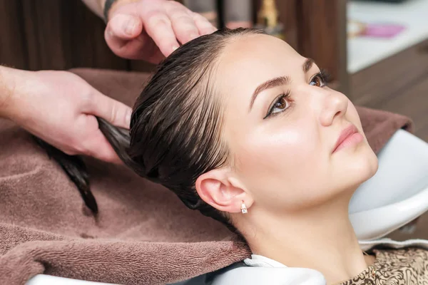 Kapper Wast Haar Van Vrouw Spoelbak Bij Kapsalon — Stockfoto