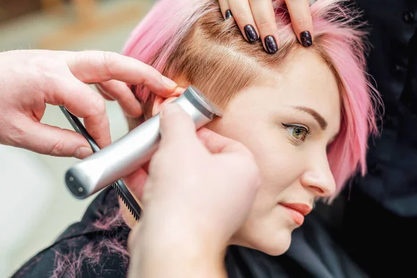 Een Kapper Scheert Tempel Vrouw Roze Haar Met Elektrisch Scheerapparaat — Stockfoto