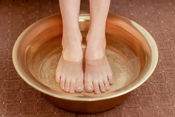 Gros Plan Beaux Pieds Féminins Dans Bol Avec Eau Gros — Photo