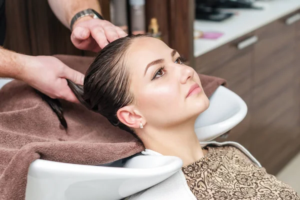 Umyciu Włosów Głowy Kobiety Ręczniku Umywalce Salonie Fryzjerskim — Zdjęcie stockowe