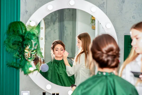 Make Kunstenaar Doet Professionele Make Voor Jonge Vrouw Schoonheidssalon — Stockfoto