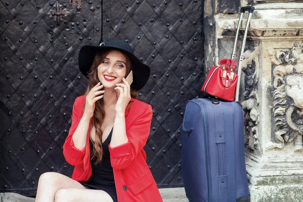 Mulher Turista Sorrindo Está Falando Celular Perto Porta Viagem Menina — Fotografia de Stock