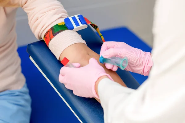 Krankenschwester Entnimmt Einer Patientin Auf Der Analyse Blutproben — Stockfoto