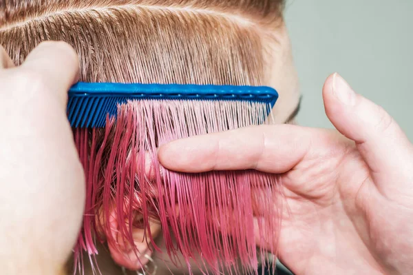 理发师的手在剪头发时梳理女人的头发 发型师的手正在把女人的头发梳得紧紧的 — 图库照片