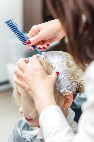 Fryzjer Nakłada Biały Kolor Włosy Kobiety Salonie Piękności Zbliżenie — Zdjęcie stockowe