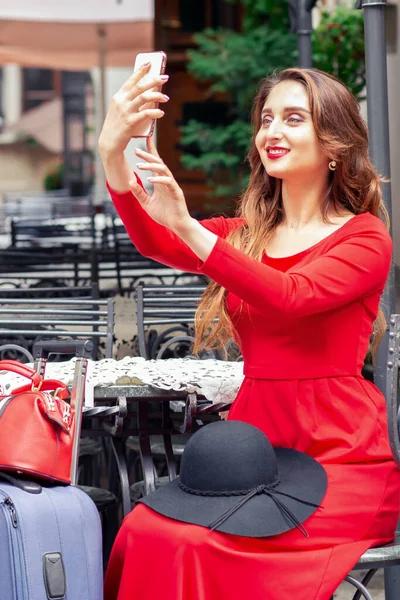 Mulher Jovem Viajante Moda Está Tomando Selfie Por Smartphone Mesma — Fotografia de Stock