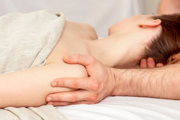 Jonge Vrouw Die Schoudermassage Krijgt Close — Stockfoto