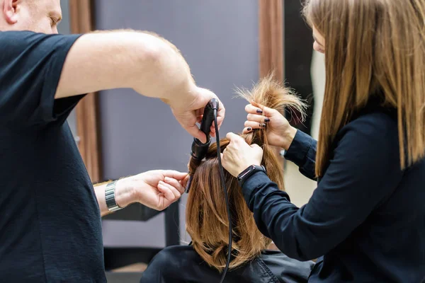 Friseur Verdreht Frau Schönheitssalon Mit Lockenstab Die Haare — Stockfoto