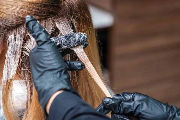 Handen Zwarte Handschoenen Kleurstof Haar Van Vrouw Kapsalon Haarkleuring Proces — Stockfoto