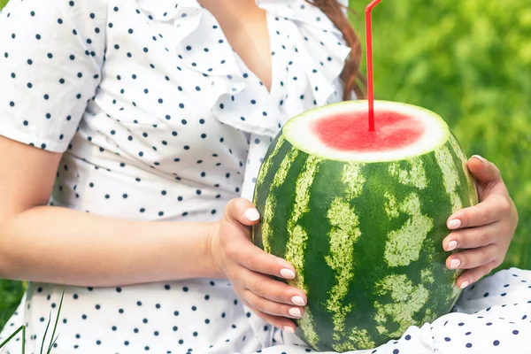 Mädchen Hält Ganze Wassermelone Mit Cocktailstroh Auf Grünem Sommerhintergrund — Stockfoto