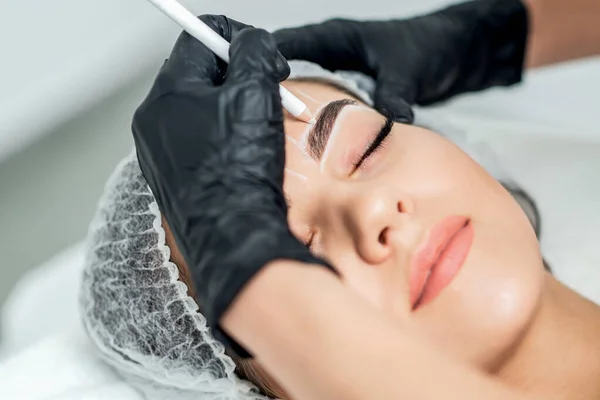 Markup Con Lápiz Las Cejas Mujer Yong Mientras Que Maquillaje — Foto de Stock