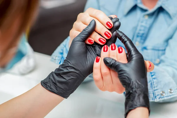 Manicurista Toma Mano Con Las Uñas Rojas Mujer Cliente Cerca —  Fotos de Stock