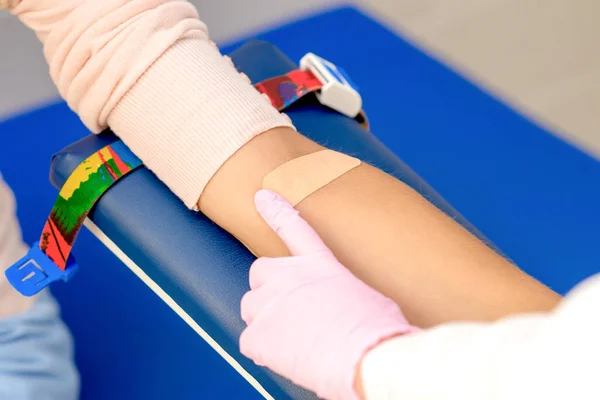 Arzt Gummischutzhandschuhen Klebt Nach Blutentnahme Pflaster Auf Arm — Stockfoto