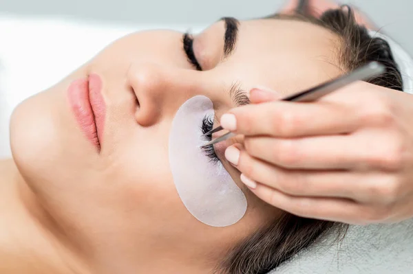 Junge Frau Erhält Wimpernverlängerung Schönheitssalon — Stockfoto