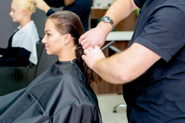 Kobieta Otrzymuje Zbliżenie Fryzjerskie Przez Fryzjera Salonie Fryzjerskim — Zdjęcie stockowe