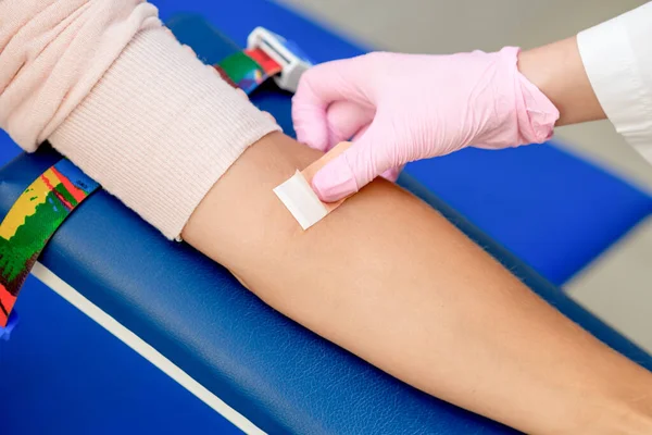 Arzt Gummischutzhandschuhen Klebt Nach Blutentnahme Pflaster Auf Arm — Stockfoto