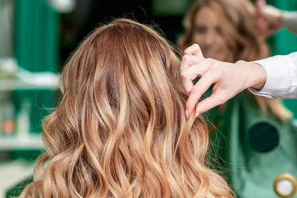 Kapper Maakt Krullend Kapsel Voor Vrouw Schoonheidssalon Achteraanzicht — Stockfoto