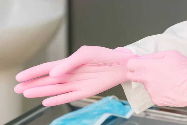 Enfermera Manos Pone Guantes Color Rosa Hospital Cerca — Foto de Stock