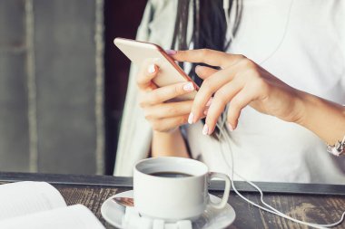 Cep telefonu kafede kullanan güzel kız portresi.