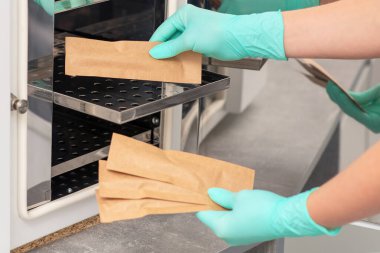 Eller, tıbbi aletleri temizleme sistemleriyle temizler. Ultrasonik temizleyici.