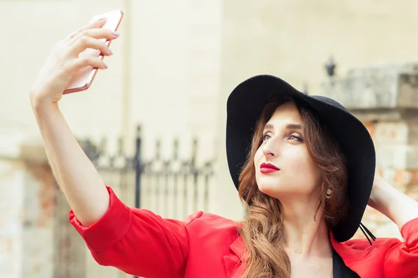 Piękna Dziewczyna Czarnym Kapeluszu Robi Sobie Selfie Ulicy Miasta — Zdjęcie stockowe