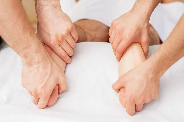 Hände Von Zwei Massagern Die Weiche Nackte Füße Während Der — Stockfoto