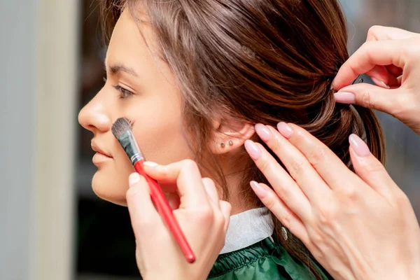 Mladá Žena Dostává Make Účes Profesionálního Maskéra Kadeřníka Salonu Krásy — Stock fotografie