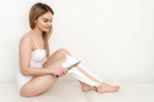 Güzel Bir Kadın Bacaklarını Tıraş Köpüğü Sürmüş Bir Bıçakla Tıraş — Stok fotoğraf