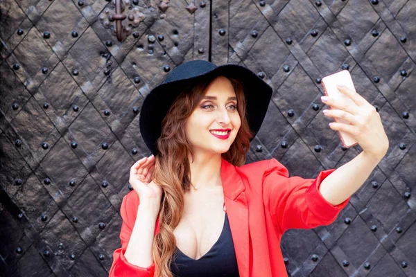 Matka Nainen Musta Hattu Matkalaukku Tekee Selfie Lähellä Musta Vanha — kuvapankkivalokuva