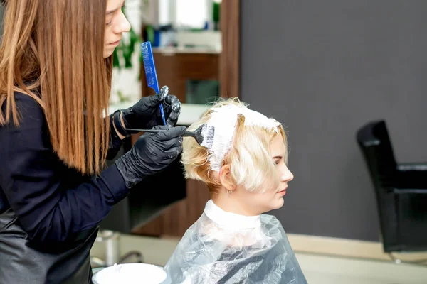 Friseur Färbt Haare Einer Frau Weißer Farbe Schönheitssalon — Stockfoto