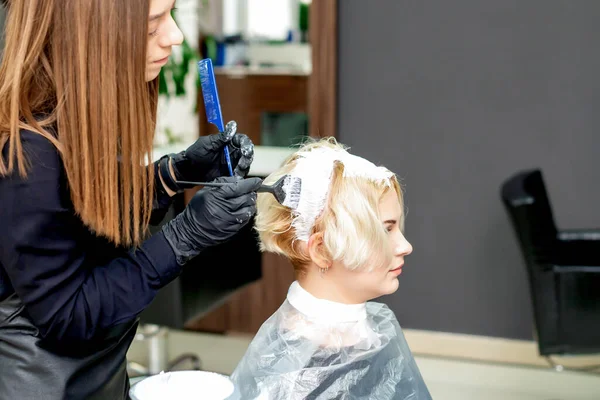 Coiffeur Teinture Des Cheveux Femme Couleur Blanche Salon Beauté — Photo