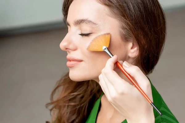 Maquiagem Artista Base Tonal Cosmética Seca Rosto Usando Maquiagem Escova — Fotografia de Stock
