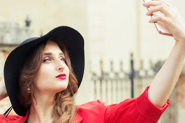 Vacker Flicka Svart Hatt Gör Selfie Sig Själv Stadens Gata — Stockfoto