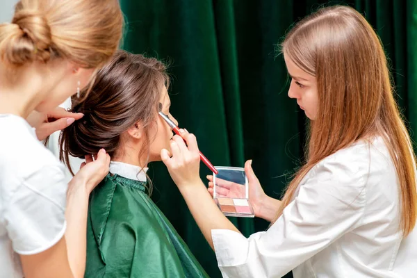 Młoda Kobieta Otrzymuje Makijaż Fryzurę Przez Profesjonalny Makijaż Artysty Fryzjera — Zdjęcie stockowe