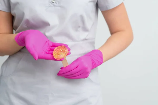 Esteticista Mostra Vara Com Cera Para Depilação Fundo Branco — Fotografia de Stock