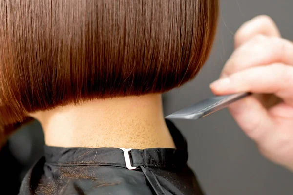 Fryzjer Grzebień Krótkie Włosy Brunetka Kobieta Zbliżyć Się Salonie Fryzjerskim — Zdjęcie stockowe