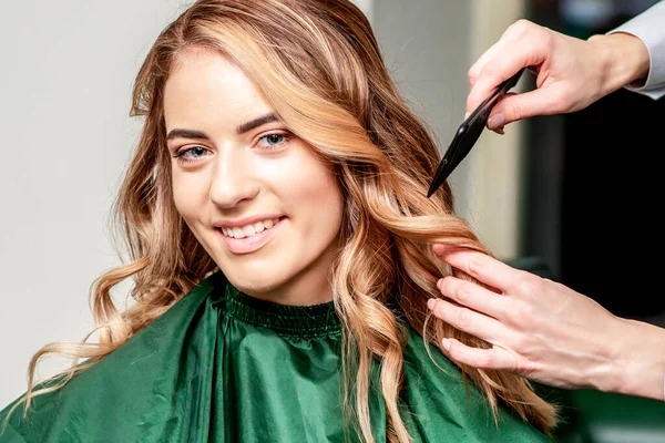 Hände Des Friseurs Kämmen Haare Einer Lächelnden Frau Friseursalon — Stockfoto